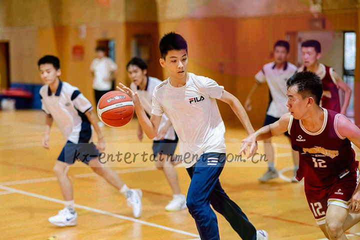平板与笔记本并排的扁平线稿，右侧栏会员权益说明卡被高亮标出